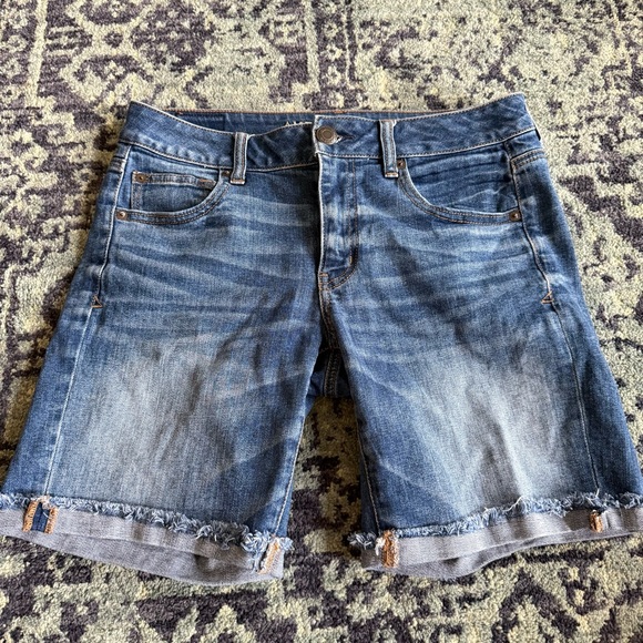 American Eagle Outfitters Y2K Denim Faded Medium Wash Bermuda Shorts Size 4 - Picture 2 of 8